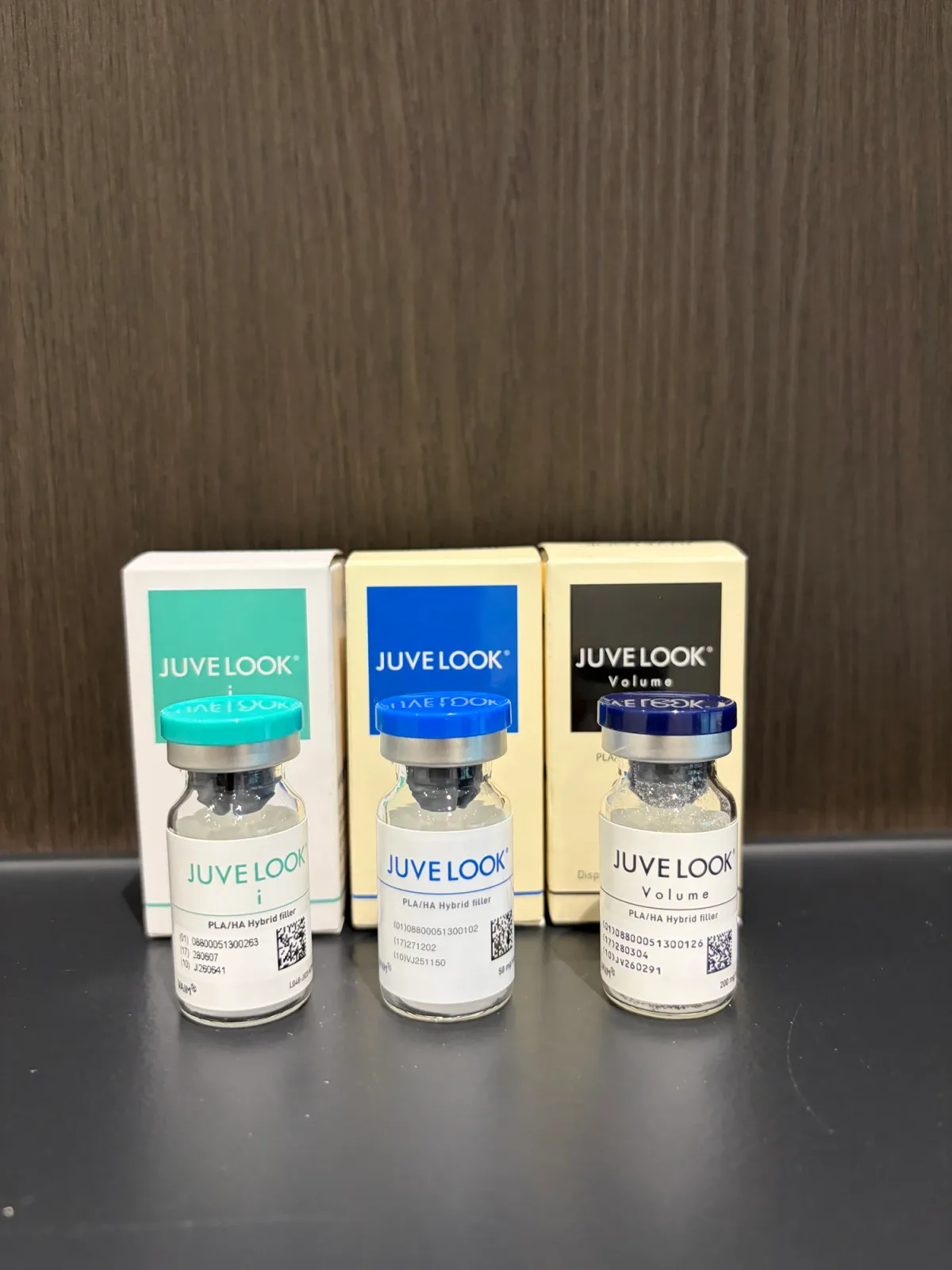 由左至右為Juvelook i、Juvelook、Juvelook Volume的包裝與瓶身